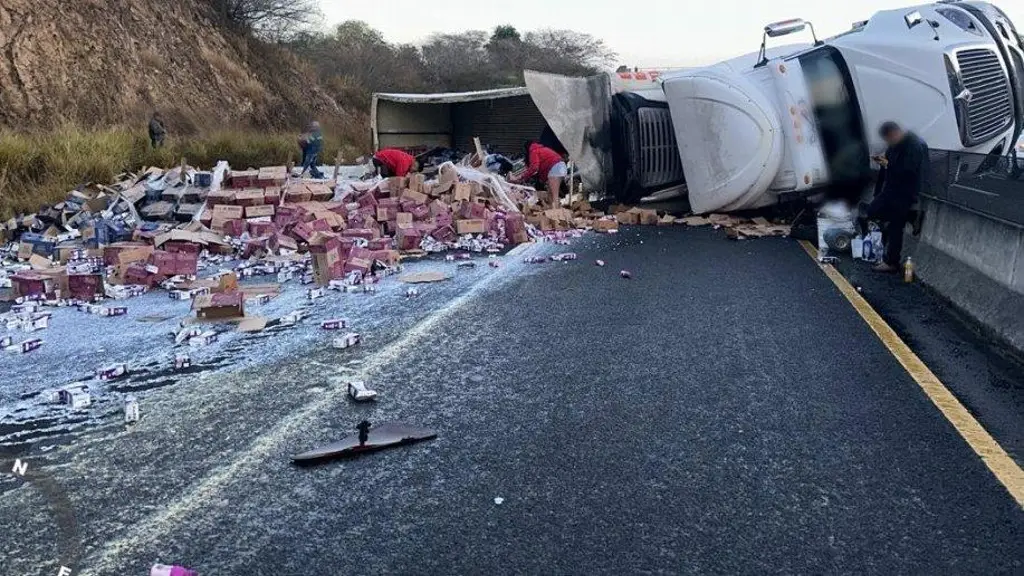 Imagen Cierre total de circulación por accidente. Hay rapiña en esta autopista de Veracruz