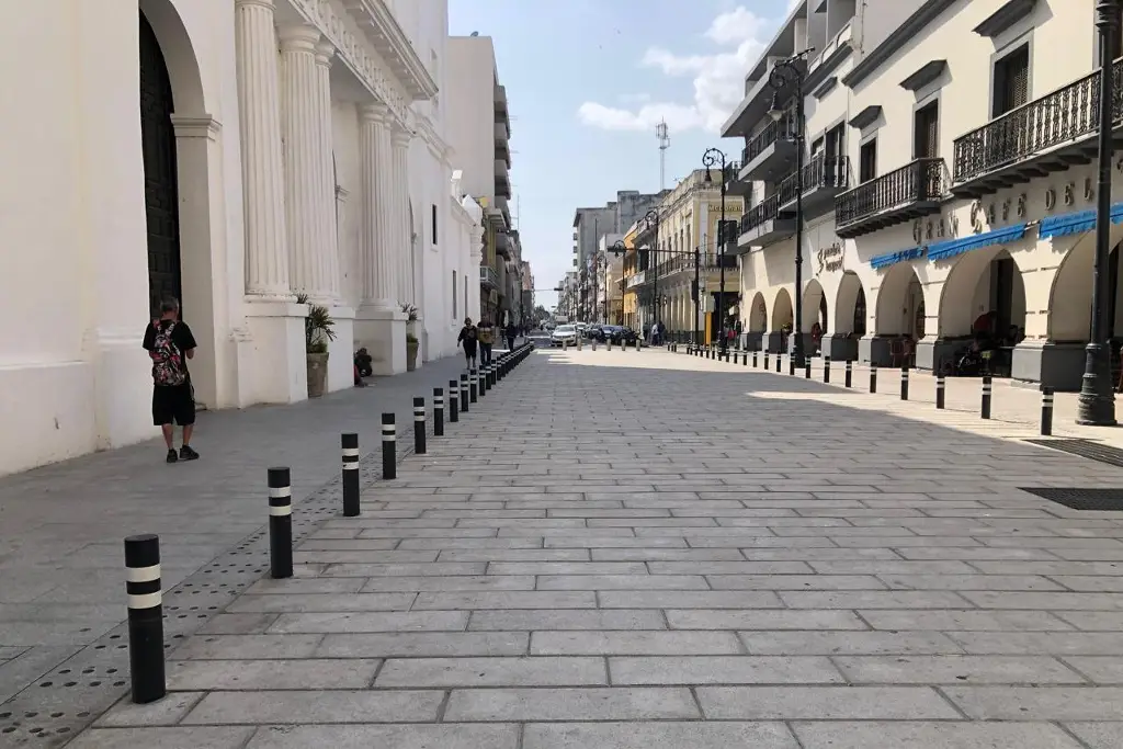 Imagen Ya empezaron a introducir cableado subterráneo en el centro de Veracruz