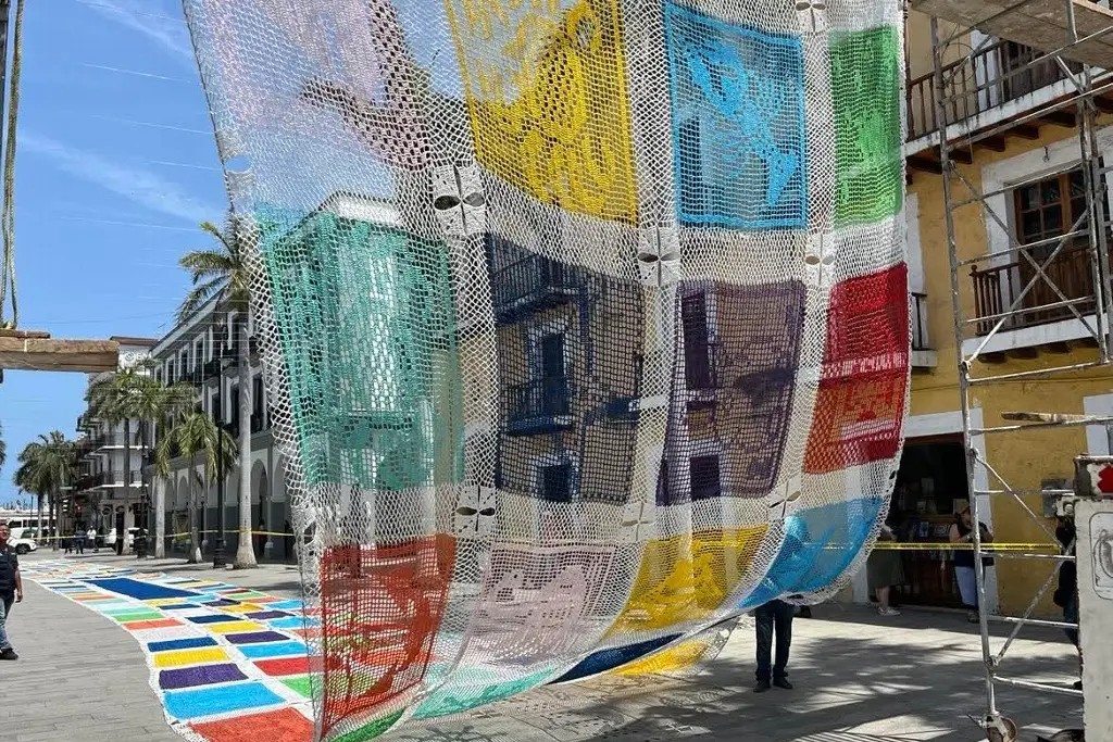 Imagen Colocan tapete de colores en Veracruz 