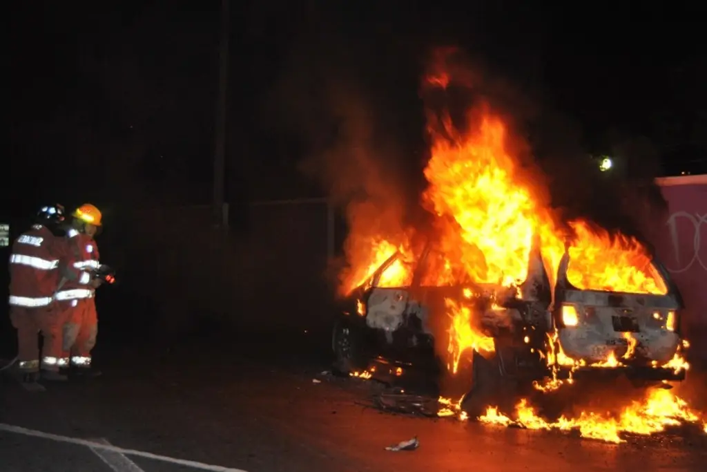 Imagen Se incendia camioneta tras chocar sobre libramiento Paso del Toro - Santa Fe