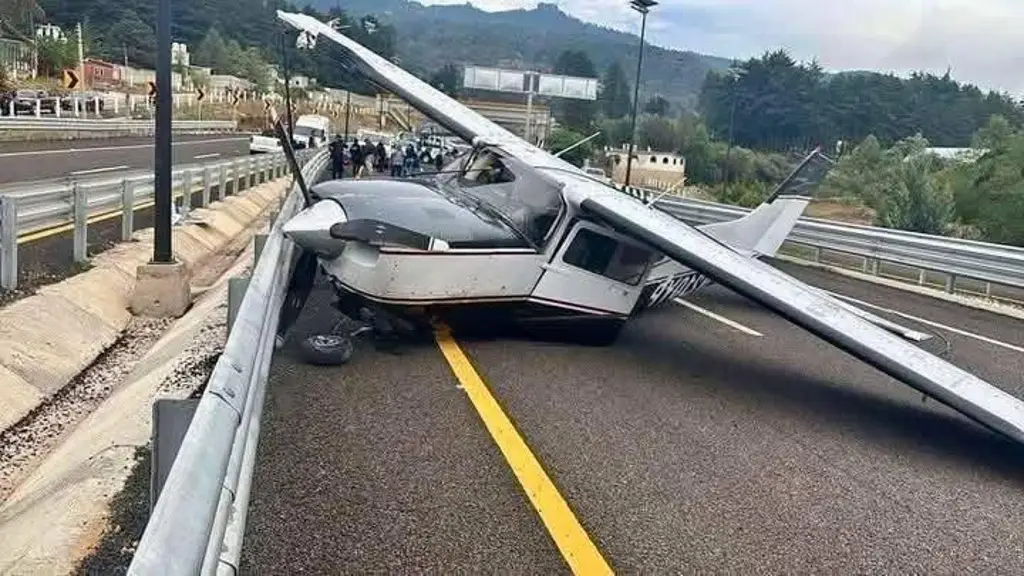 Imagen Avioneta aterriza de emergencia sobre la autopista Pachuca-Huasca