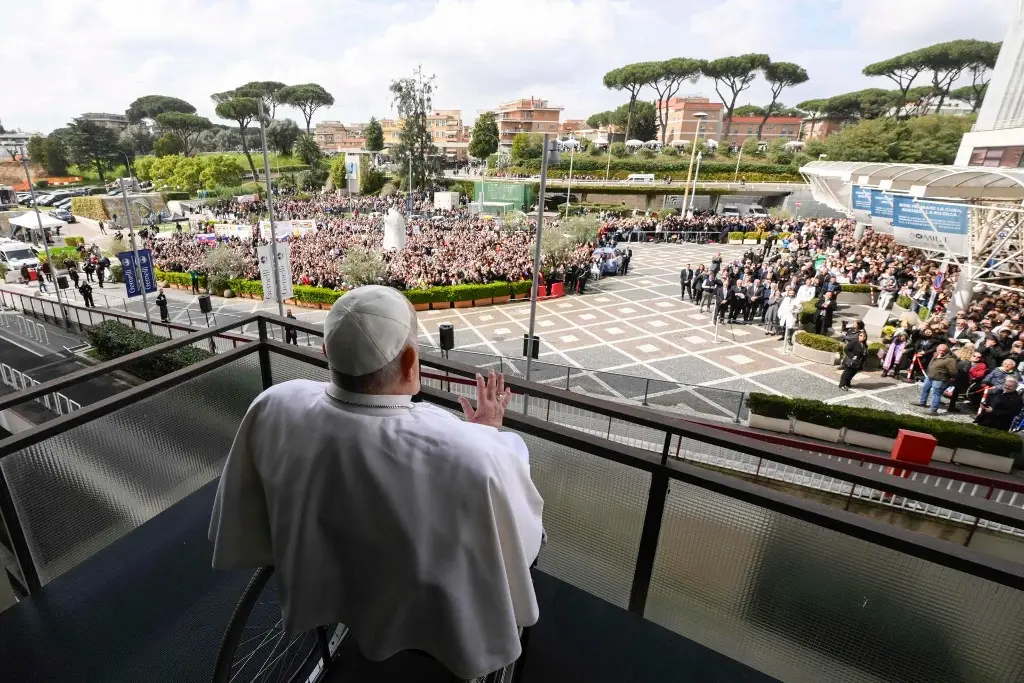 Imagen Pese a que salió del hospital, el Papa va a tener sus limitaciones: Obispo de Veracruz