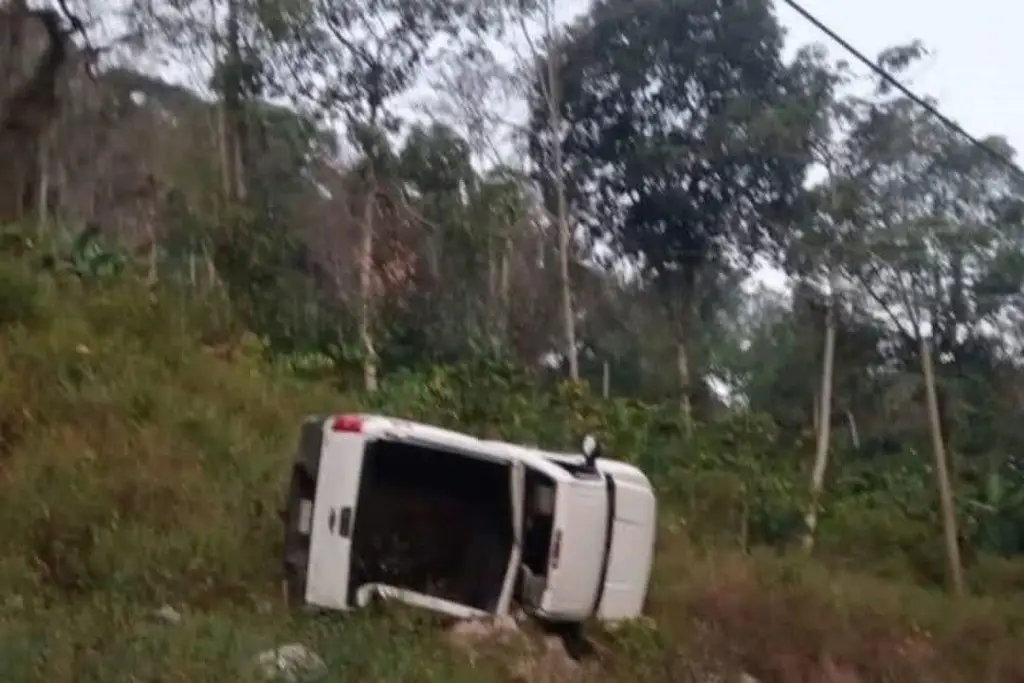 Imagen Muere pareja de adultos mayores tras volcar camioneta en carretera de Veracruz