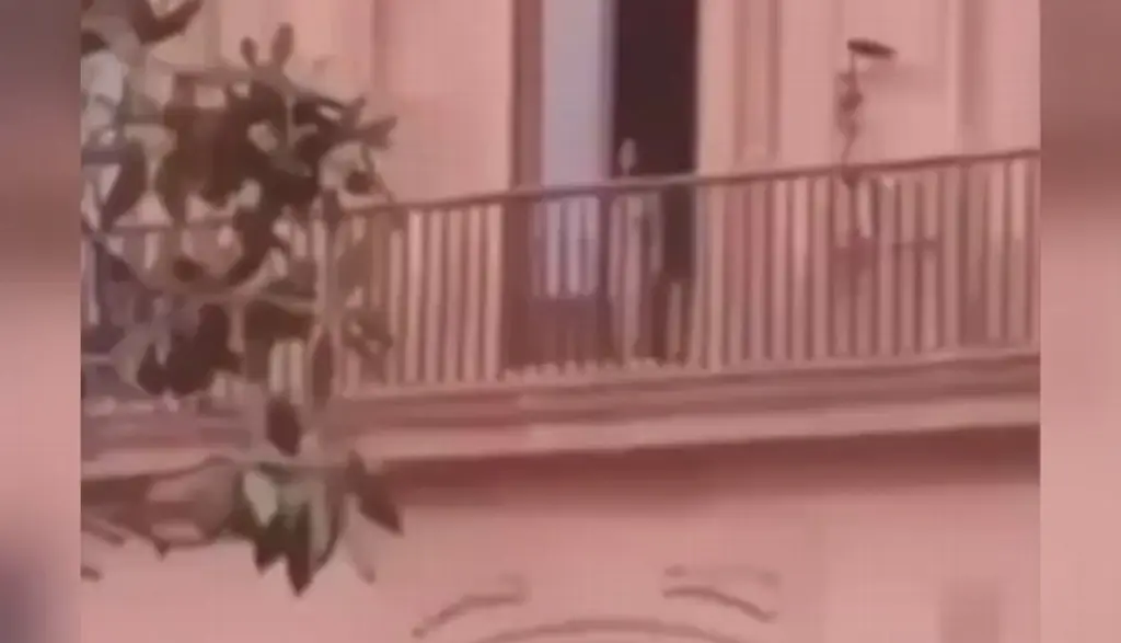 Imagen ‘Es fantasma de emperatriz Carlota’: gobernador sobre mujer captada sin ropa en palacio de San Luis Potosí