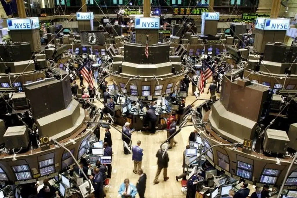 Imagen Vuelve a caer bolsa de Wall Street, en medio de 'guerra' entre Trump y la Reserva Federal