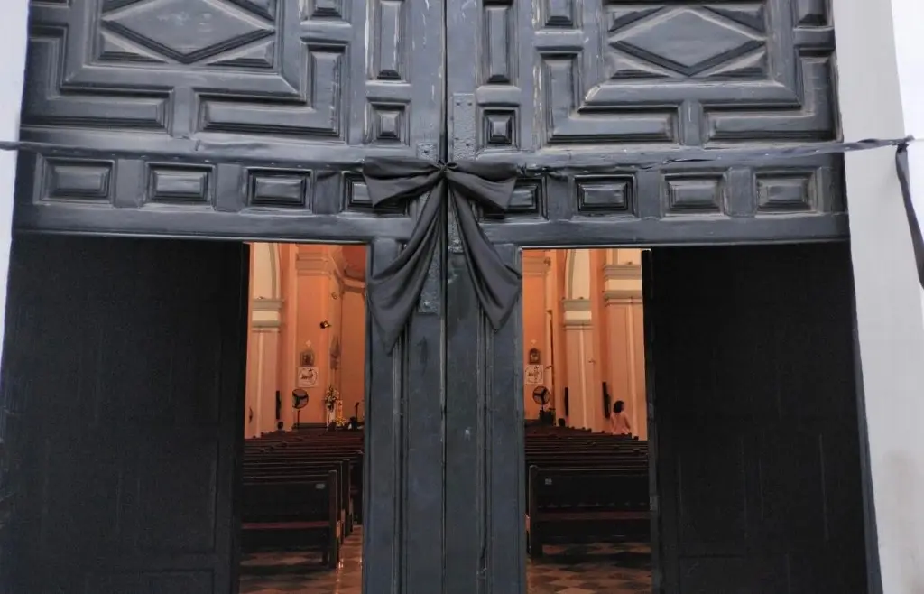 Imagen Colocan moño negro en la catedral de Veracruz