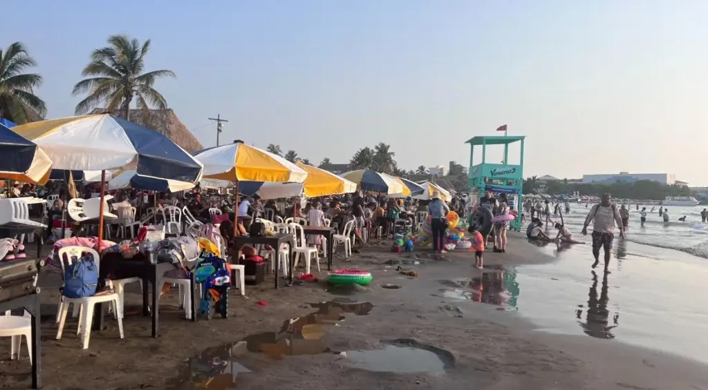 Imagen Turistas aprovechan el último día de vacaciones en playas de Veracruz 