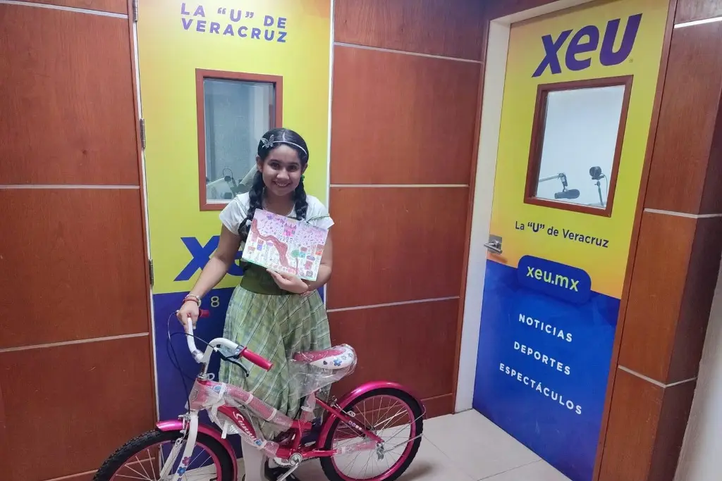 Imagen Yareni Itzayana Angulo gana bicicleta otorgada por XEU y el Dr. Omar Carlos González 