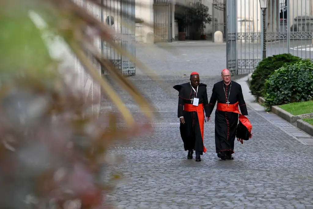 Cardenales entran en jornada de pausa y reflexión, a una semana del cónclave