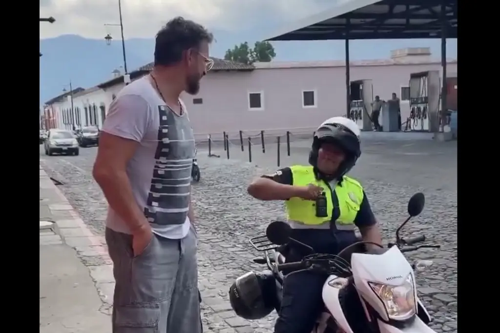 Imagen Si no mueve su vehículo será multado: advierte tránsito a Ricardo Arjona cuando iba a comprar pan