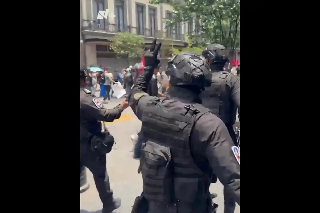 Imagen Encapuchados enfrentan a policías en la CDMX; hay lesionados (+Video)