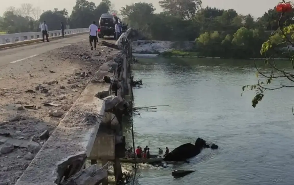 Imagen Muere trailero tras chocar y caer a río en Tabasco; bucean para rapiñar mercancía (+Video)