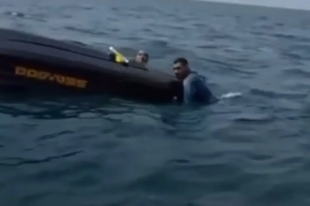 Imagen Vuelca 'El Patrón de las Flores de Veracruz' en el mar; iba a entregar un pedido (+Video)