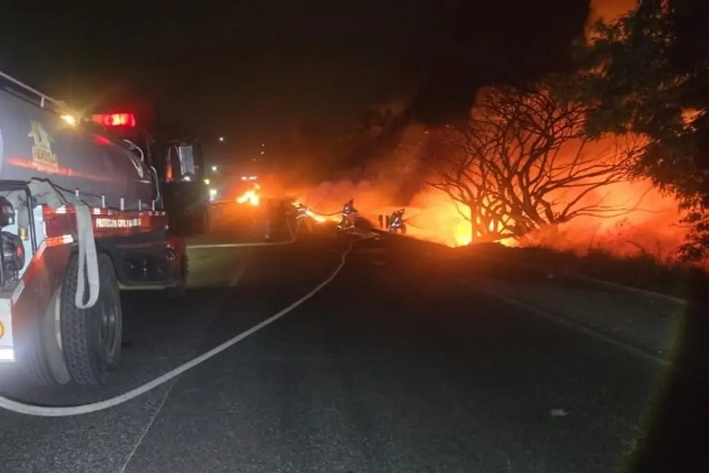 Imagen Cierre total por incendio de pipa en autopista de Veracruz