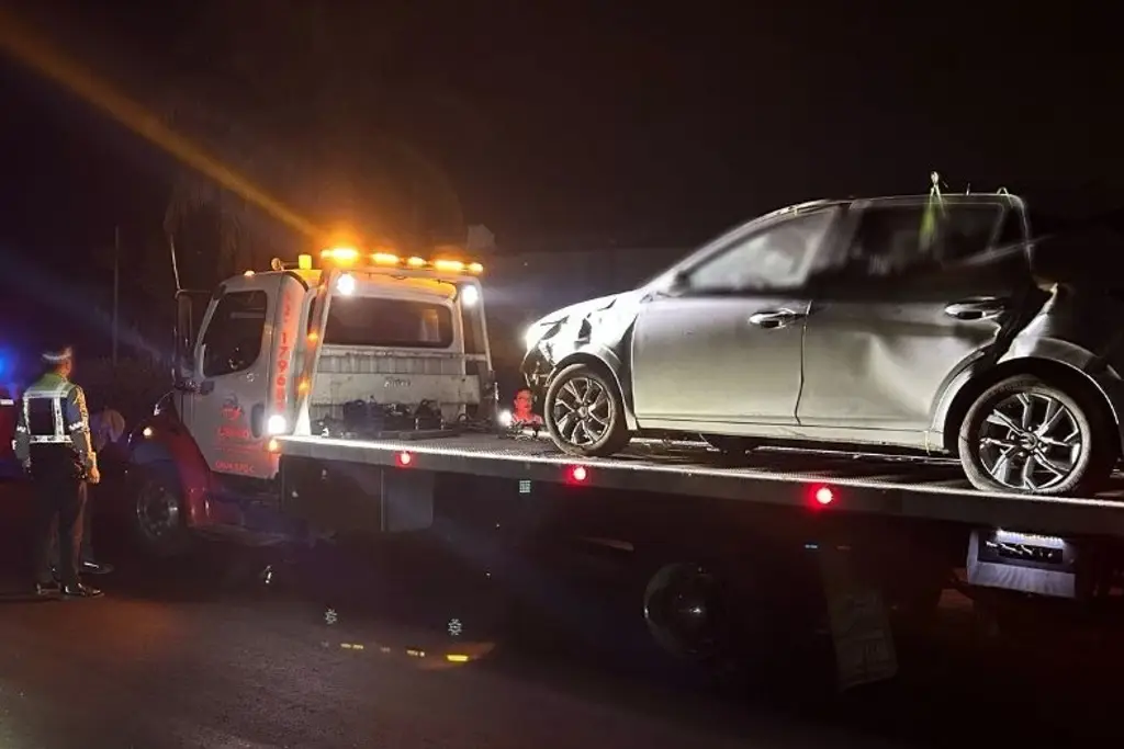 Imagen Vuelca automóvil en libramiento de Veracruz