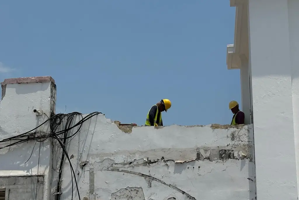 Imagen Inicia demolición de algunos locales en Landero y Coss, en el malecón de Veracruz