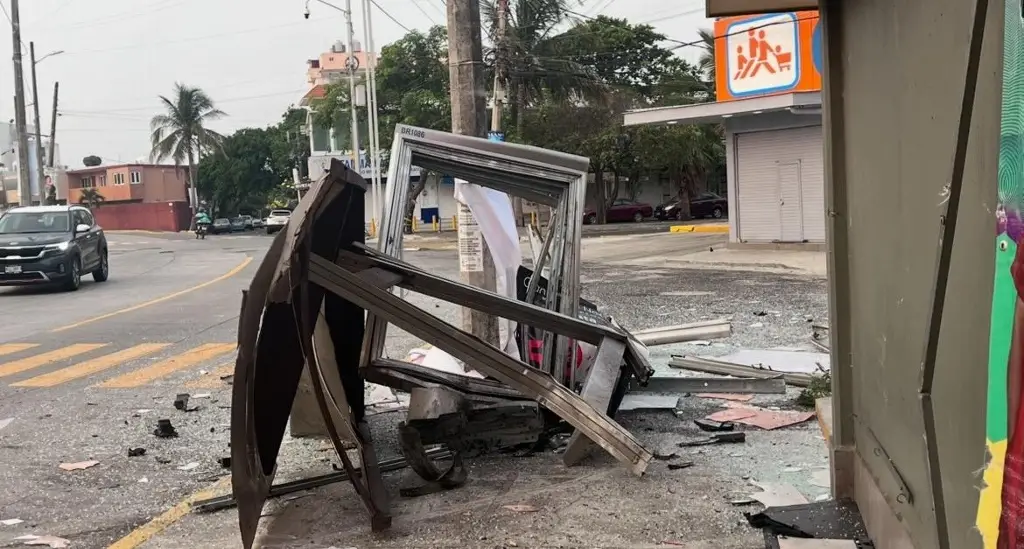 Imagen Automovilista destrozó un parabus en fraccionamiento de Boca del Río 