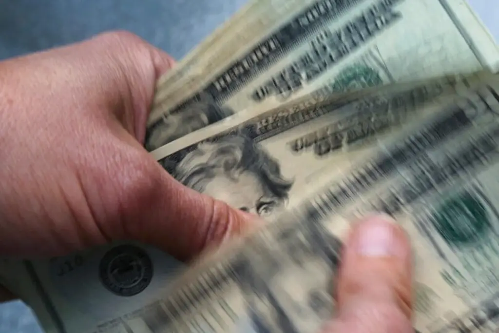 Imagen Peso gana tras día feriado ¿En cuánto venden el dólar?