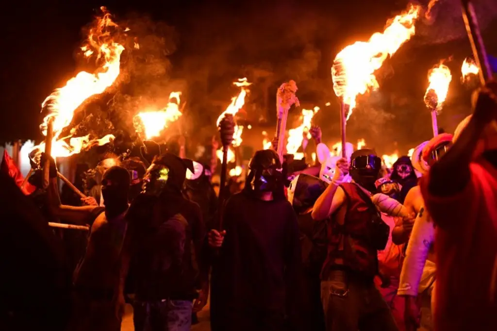 Imagen En carnaval en Tuzamapan, hombres se disfrazan de grupo criminal y queman piñata de Trump