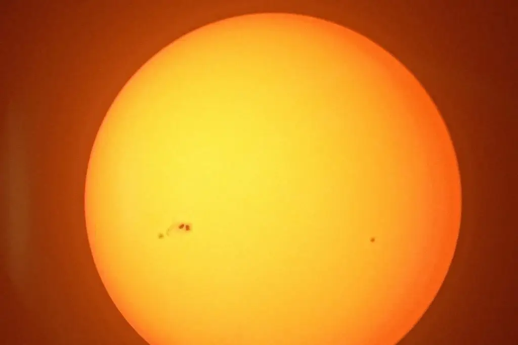 Imagen Enorme mancha solar es visible a simple vista desde Veracruz con protectores solares 