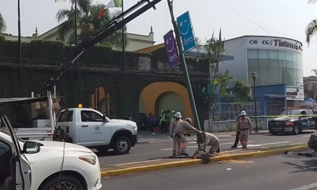 Imagen Camioneta derriba poste de alumbrado público en Orizaba, Veracruz 
