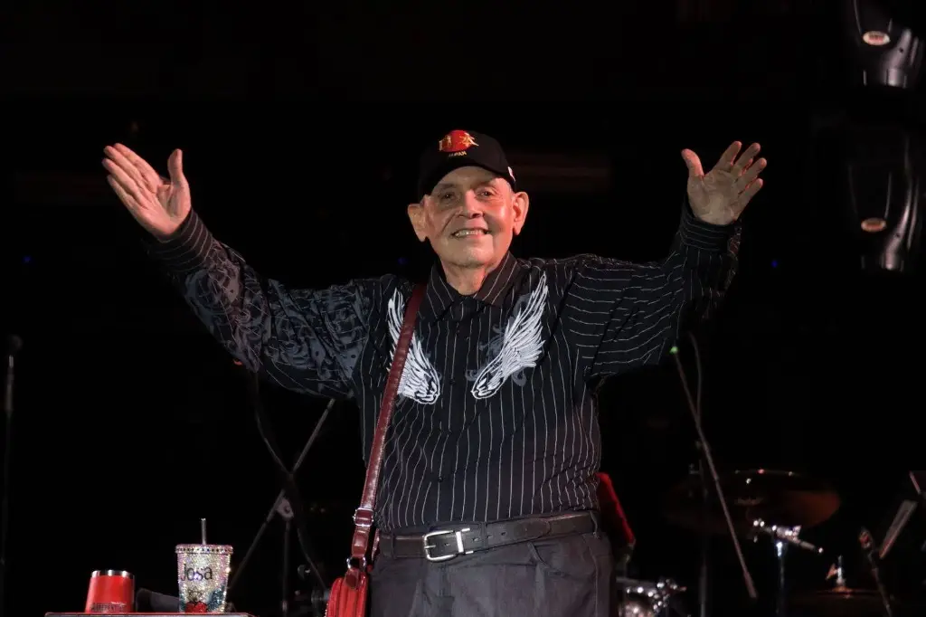 Imagen Reconocen a Toño Camacho por 58 años de trayectoria artística (+fotos)