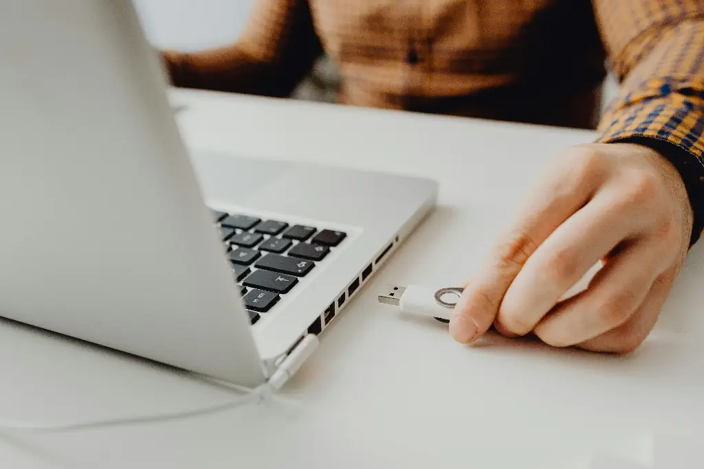 Imagen Errores comunes al conectar un dispositivo USB desconocido a tu computadora; lo que debes evitar