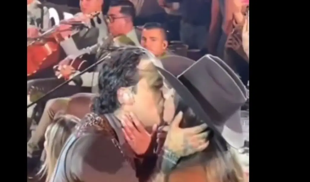 Imagen Christian Nodal y Ángela Aguilar derrochan miel en un show en Puebla 