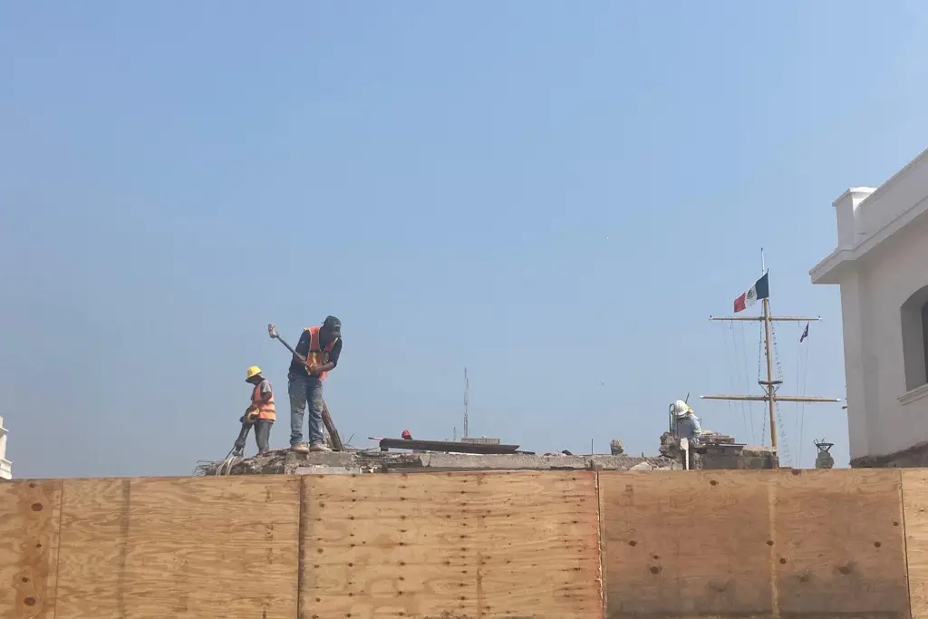 Imagen Avanzan trabajos de demolición en locales de artesanías de Veracruz