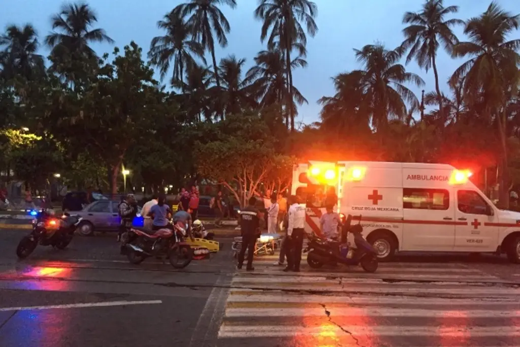 Imagen Por esquivar camioneta, motociclista derrapa sobre la carretera Veracruz - Xalapa 