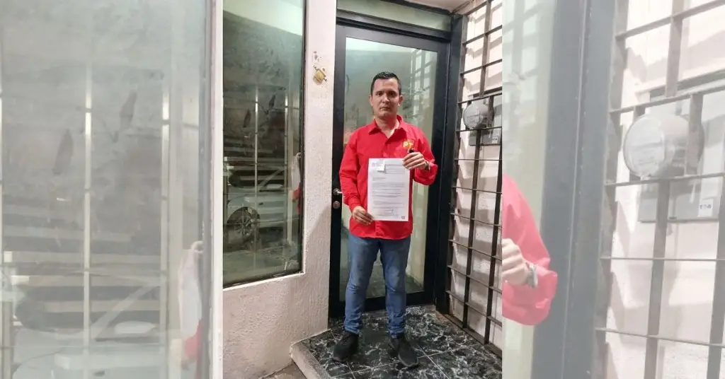 Imagen Candidato a regidor del PT denuncia agresión en Boca del Río; hombres en taxi lo persiguieron