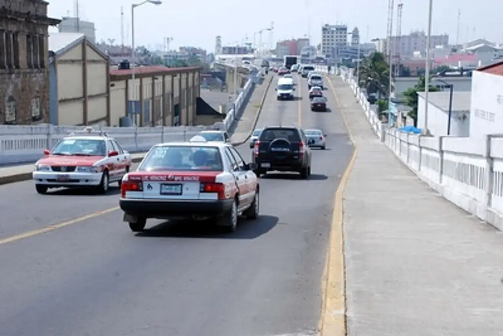 Imagen Ingenieros Civiles recomiendan hacer un nuevo estudio a puente Morelos en Veracruz