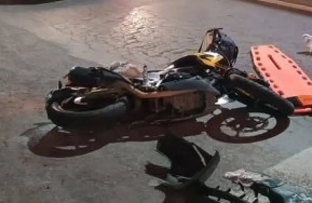 Imagen Por derrame de grasa a la altura del mercado Malibrán en Veracruz, motocicleta se accidenta 