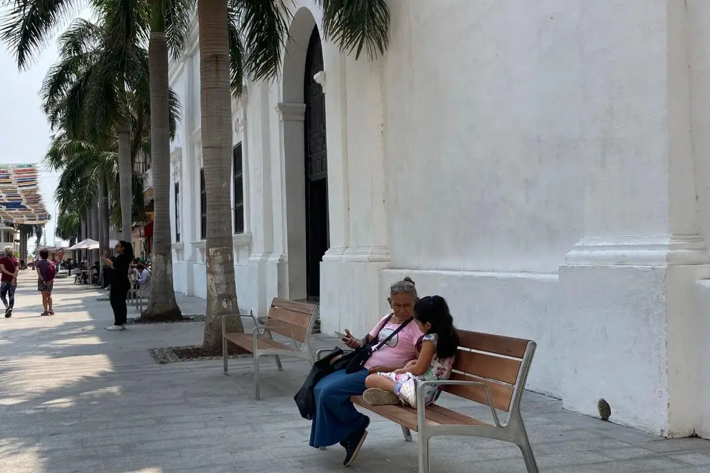 Imagen Estas son las nuevas bancas que colocaron en el zócalo de Veracruz