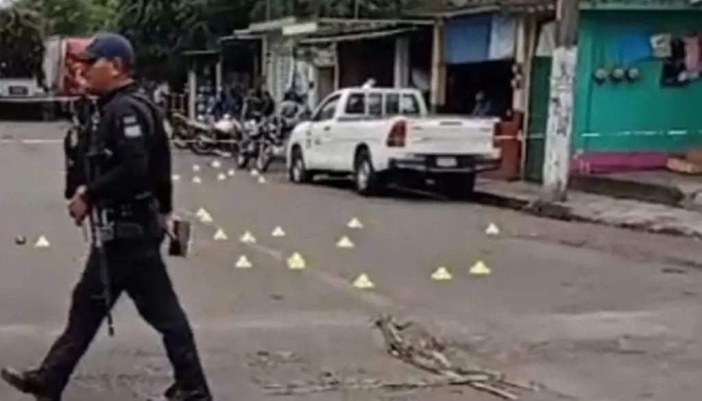 Imagen Asesinan a hombre frente al DIF Municipal de Atoyac, Veracruz; más de 40 casquillos en el lugar