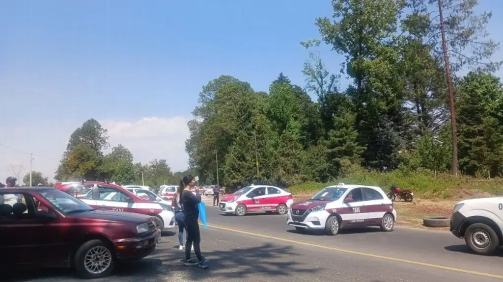 Imagen Taxistas bloquean carretera Xalapa-Perote, exigen localización de Sergio Montiel, desaparecido 