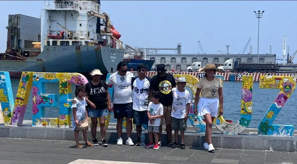 Imagen Turistas disfrutan de sus últimas horas de vacaciones en el Malecón de Veracruz