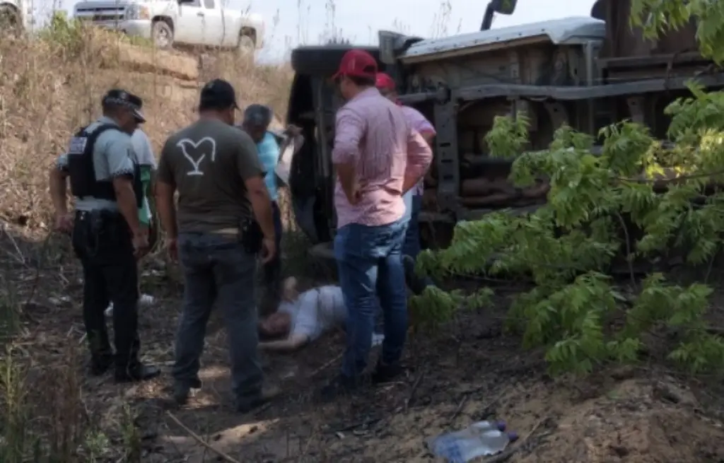 Imagen Aparatoso accidente provoca cierre parcial de circulación en carretera de Veracruz 