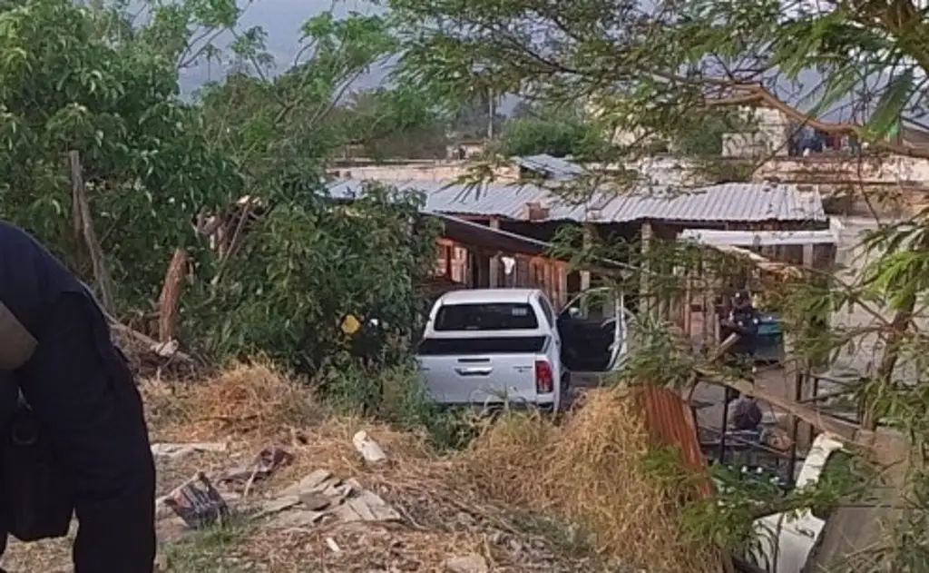 Imagen Tren embiste camioneta y 'sale volando' contra una casa en Nogales, Veracruz 