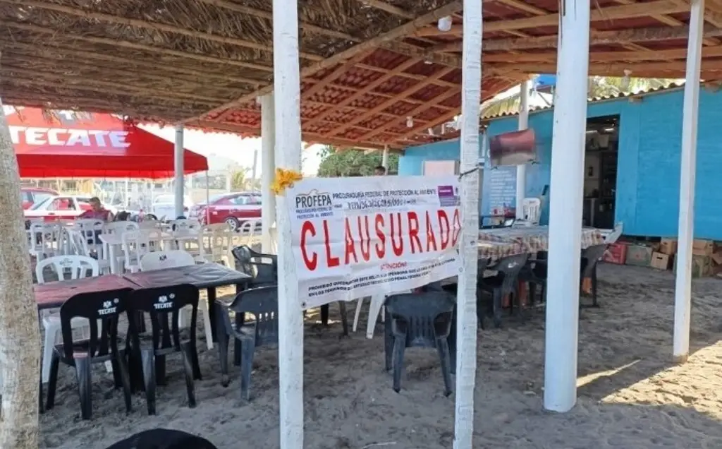 Imagen Clausuran establecimiento en la playa de Chachalacas por invadir zona federal