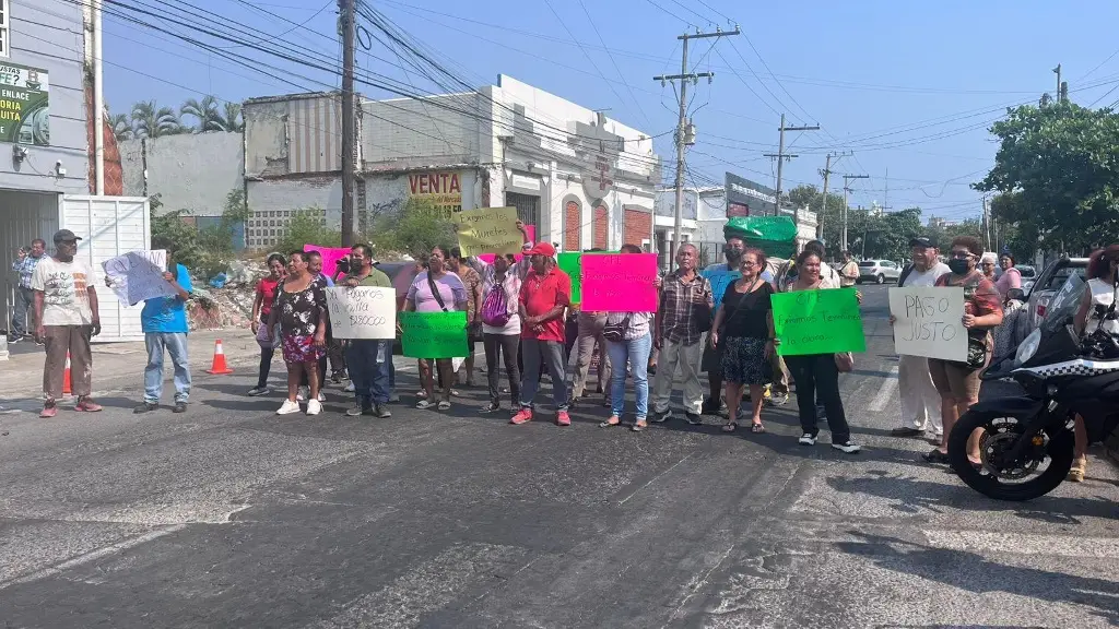 Imagen Vecinos de la colonia El Fénix bloquean avenida  20 de Noviembre, al exterior de CFE, en Veracruz