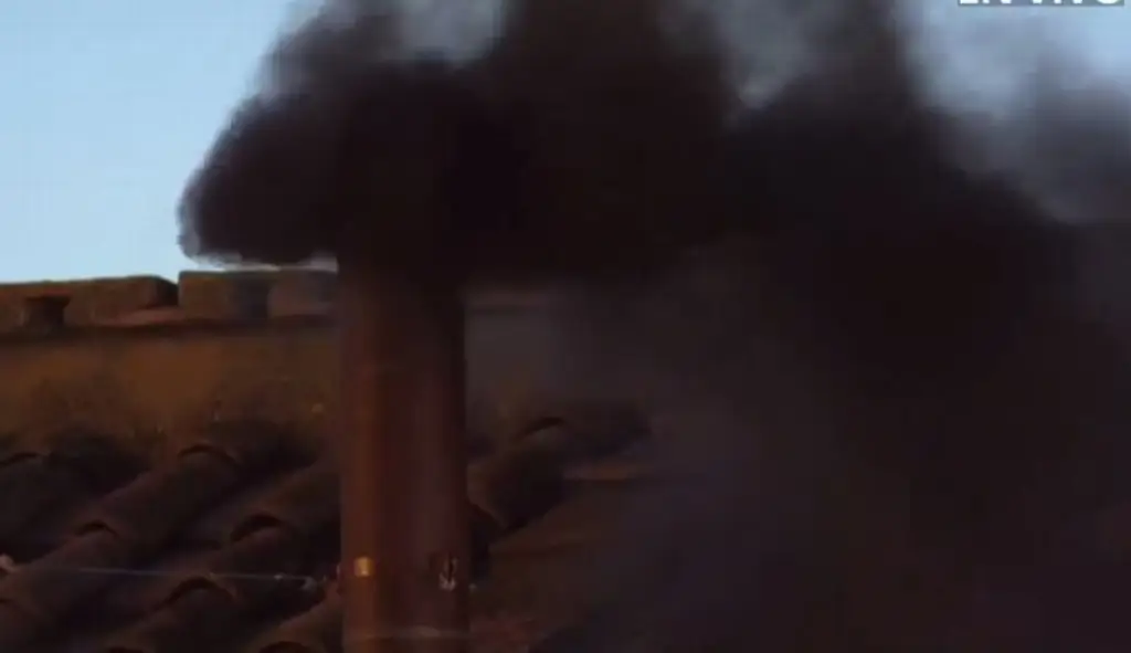 Imagen Emiten la primera fumata en cónclave (+Video)