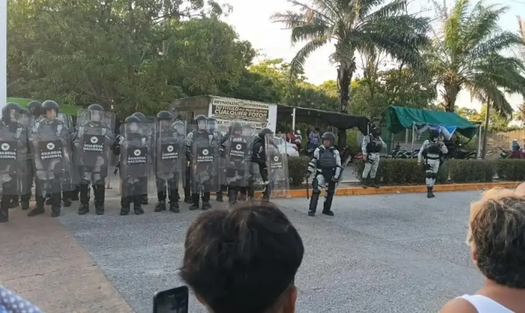Imagen Reportan heridos por protesta de alumnos en escuela de Tabasco; lanzan gas lacrimógeno