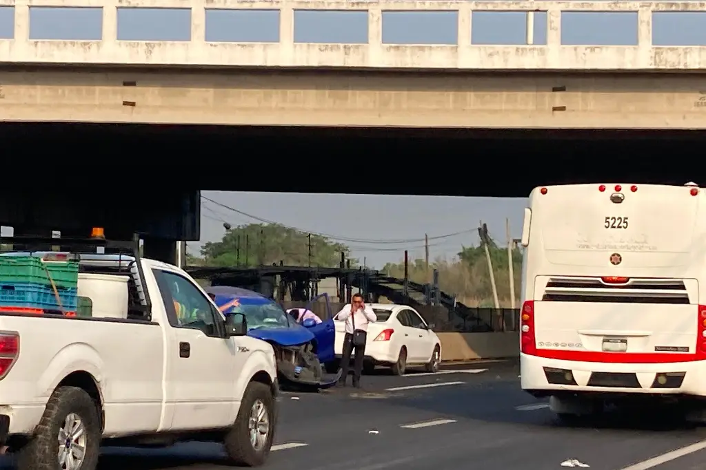 Imagen Volcadura y choque por alcance en la Veracruz-Cardel; caos vial
