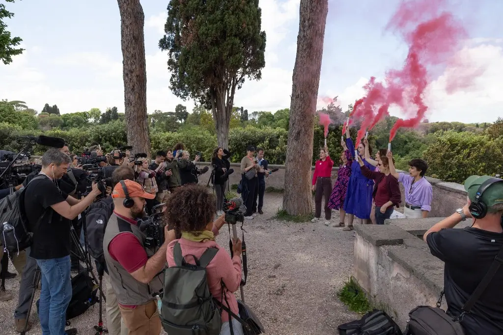 Imagen Mujeres lanzan ‘fumata rosa’ en el Vaticano para reclamar igualdad en la iglesia