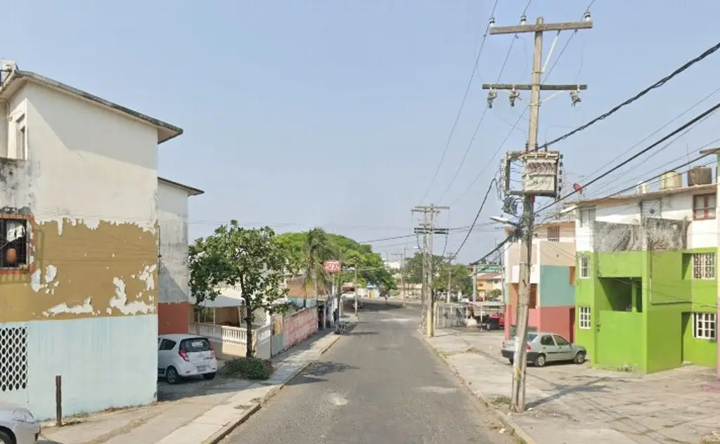 Imagen Hay cierre vial en cruce de la vía del ferrocarril con esta calle de Veracruz