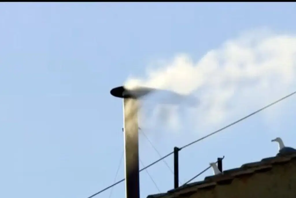 Imagen Fumata con humo blanco ¡Habemus Papam! Sigue transmisión aquí