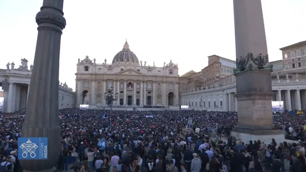 Imagen Más de 150.000 personas recibieron al nuevo papa, León XIV, en plaza de San Pedro