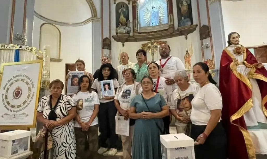 Imagen Madres de personas desaparecidas realizan oración en Xalapa previo al 10 de mayo