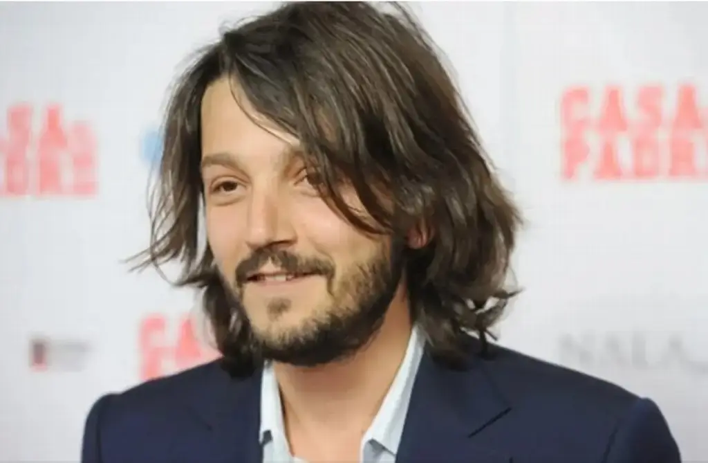 Imagen Diego Luna defiende ver películas en los cines, “algo que pasa cada vez menos”